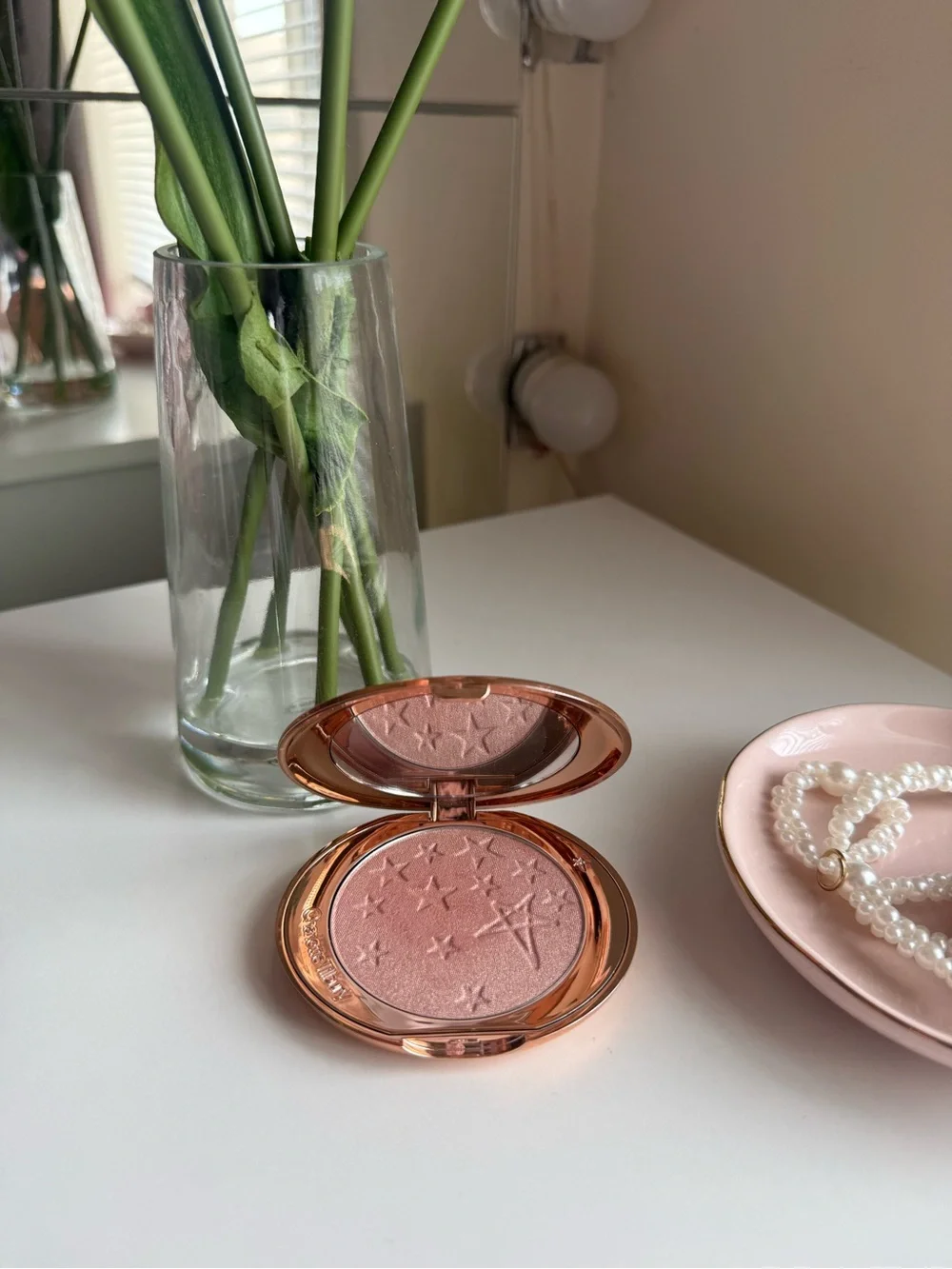 Charlotte tilbury Hollywood Glow Glide face highlighter